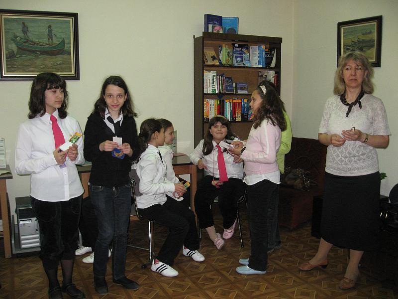IMG_7459.jpg - В Информационния център гостуват ученици и преподаватели, част  от Варненска литературна школа
