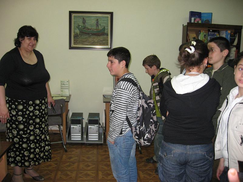 IMG_7461.jpg - В Информационния център гостуват ученици и преподаватели, част  от Варненска литературна школа