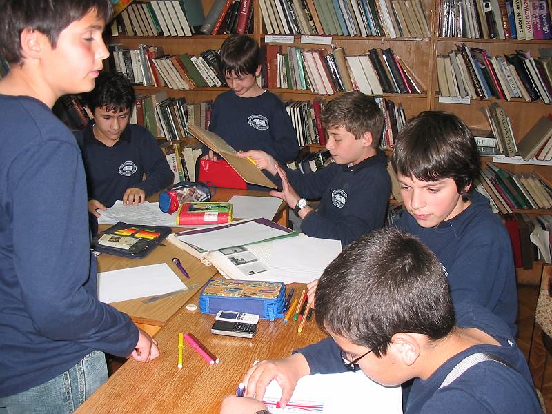 IMG_0768.JPG - В отдел "Изкуство" - творческа работилница "Пъстър вятър" към Детски и средношколски отдел на библиотеката представя ръчно изработена книга.Тя е част от експедиция "Биография на книгата", проучваща историята на възникване на книгата (хартия, направа, вид на книгата, разпространение)