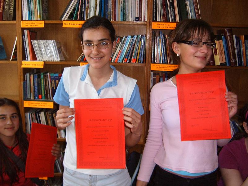 S3700005.JPG - Творческа работилница "Пъстър вятър" към Детски и средношколски отдел на библиотеката