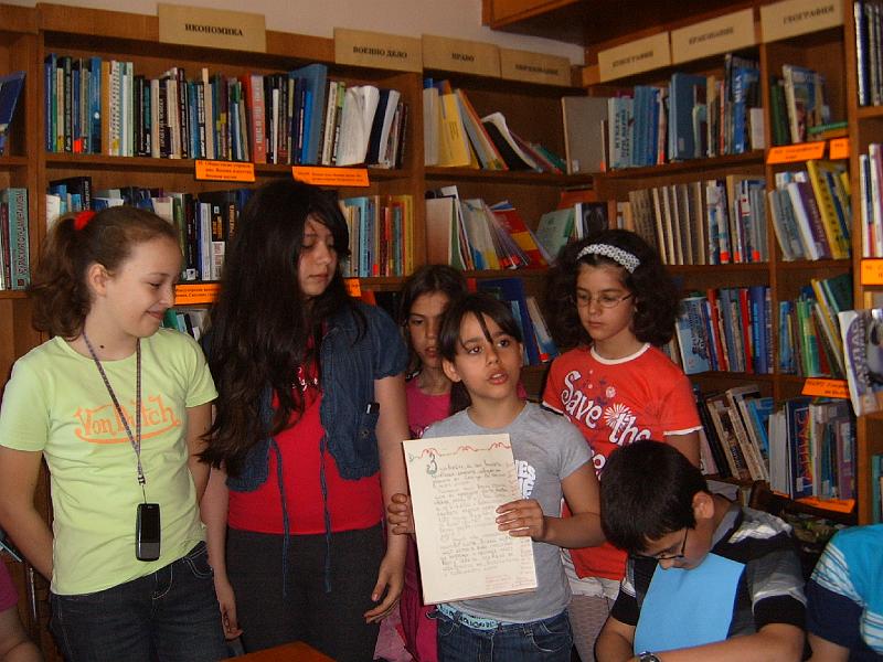 S3700009.JPG - Участниците в работилницата представиха пред родители, съученици и приятели разкази за Библиотеката за създаване на "Пътеводител в библиотеката"