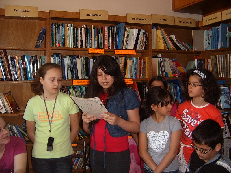 S3700010.JPG - Участниците в работилницата представиха пред родители, съученици и приятели разкази за Библиотеката за създаване на "Пътеводител в библиотеката"
